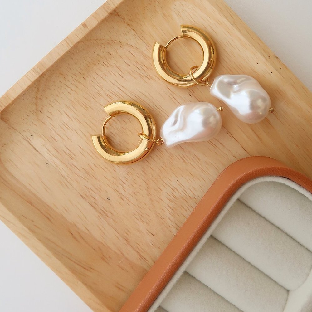 NEW 18K Gold Plated Baroque Pearl Drop Round Huggie Hoop Earrings - Picture 9 of 11